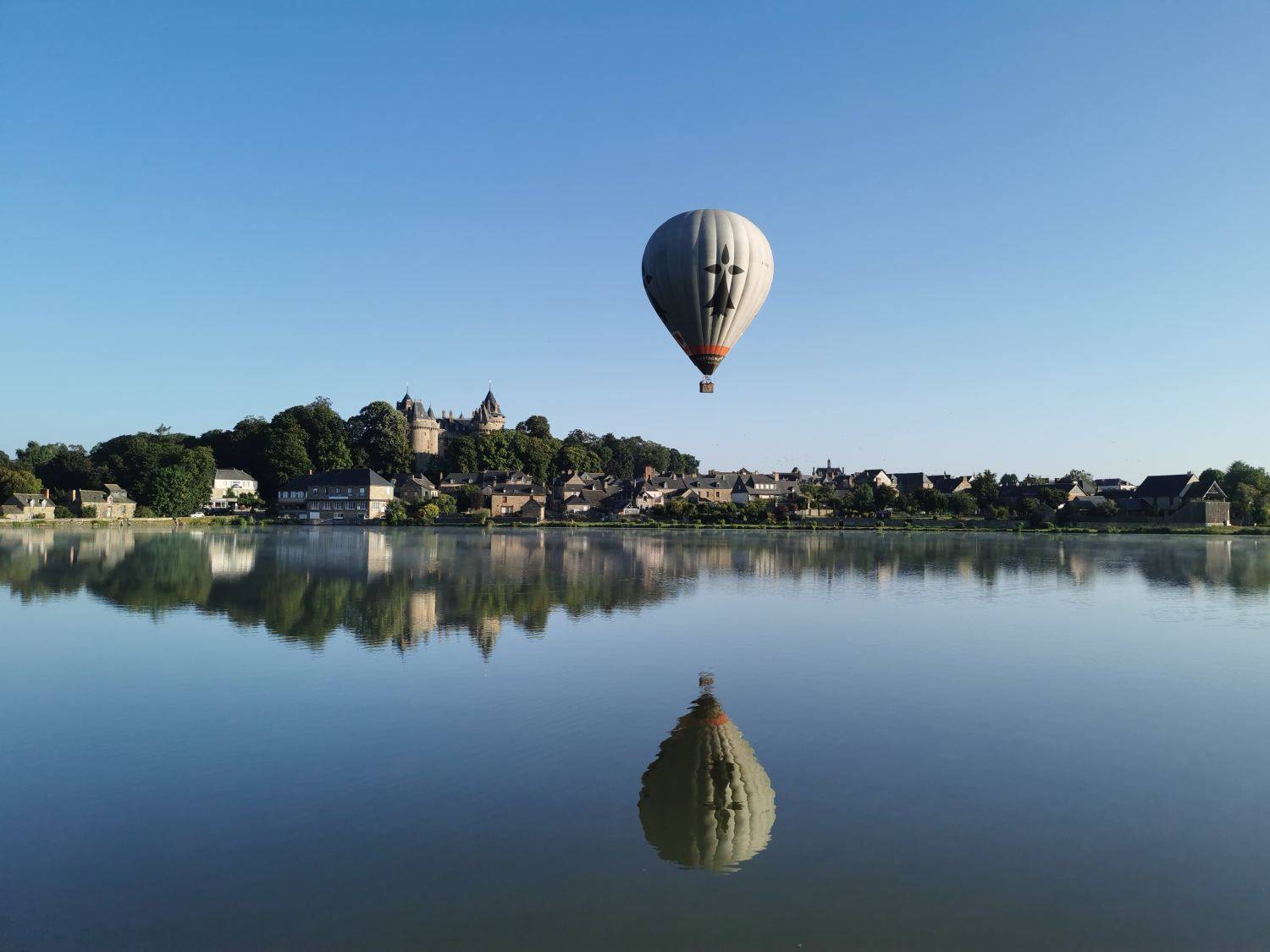 Montgolfière au dessus du Lac de Combourg