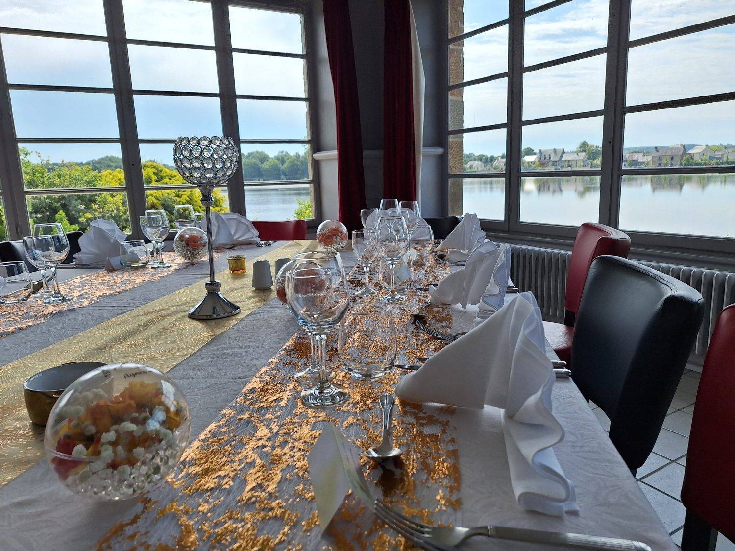 Table d'un repas de groupe à Combourg