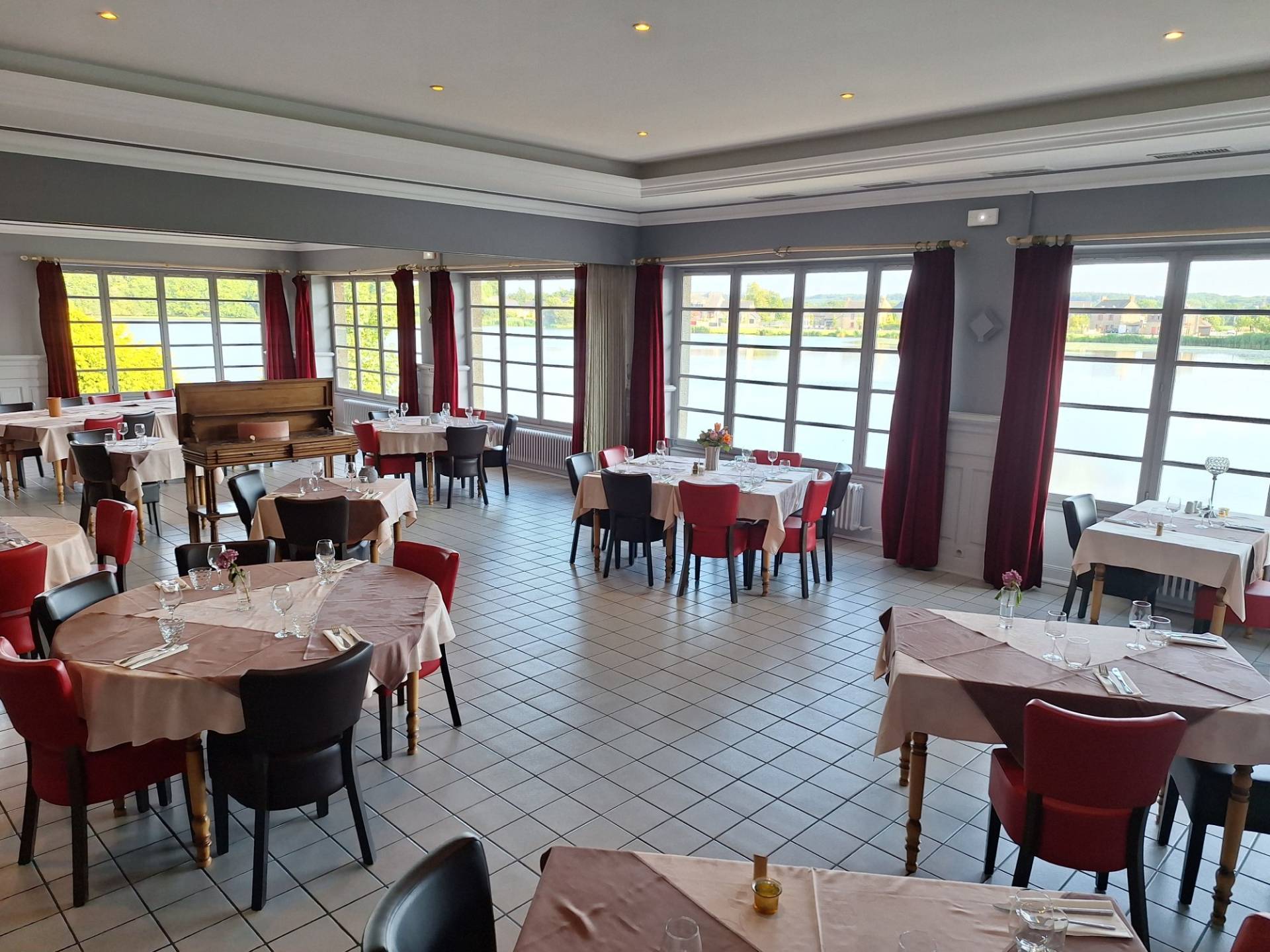 Salle du restaurant panoramique sur le lac